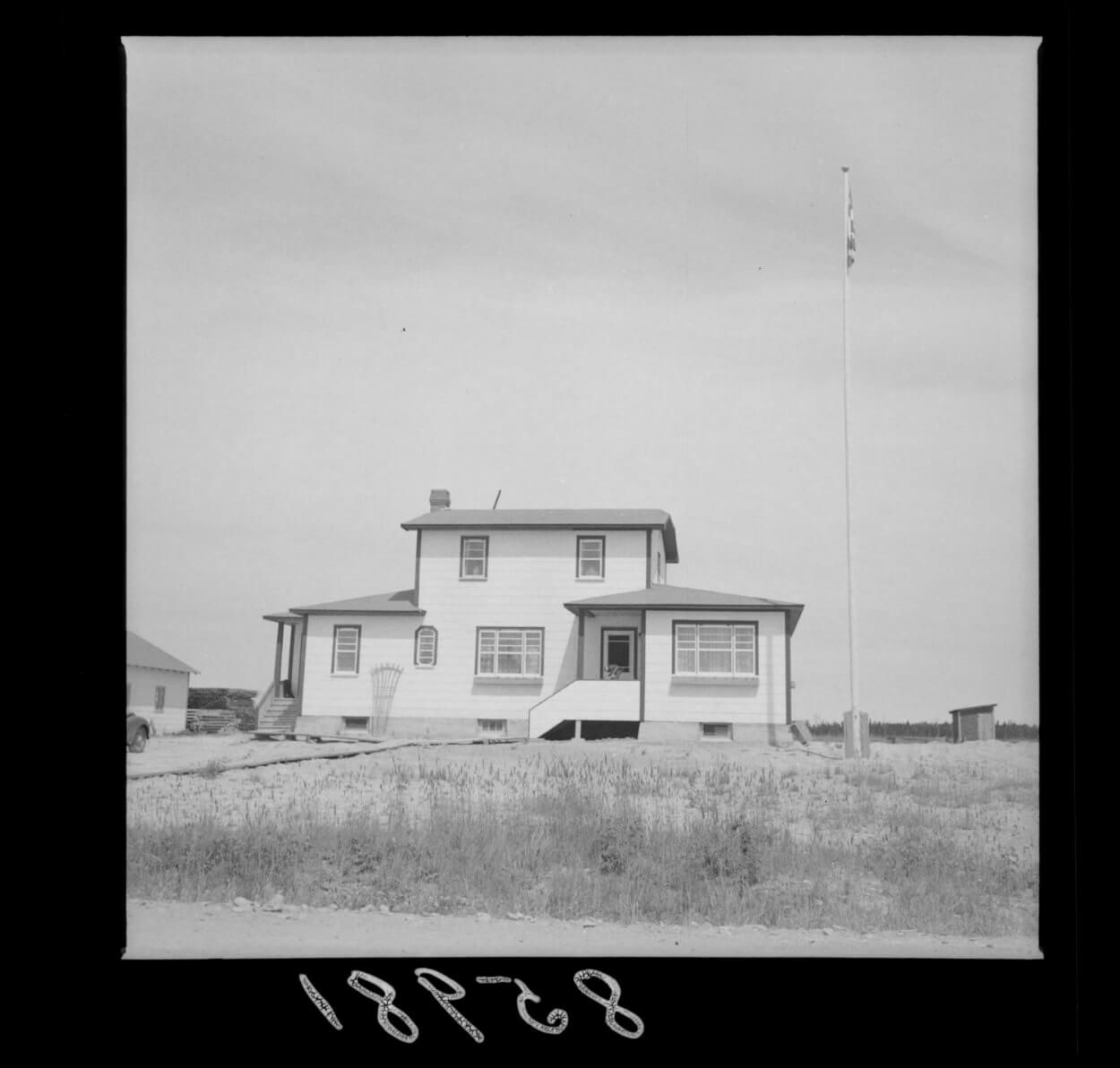 Le presbytère de Guyenne, Abitibi-Ouest, Gérard Ouellet, 1951. BAnQ