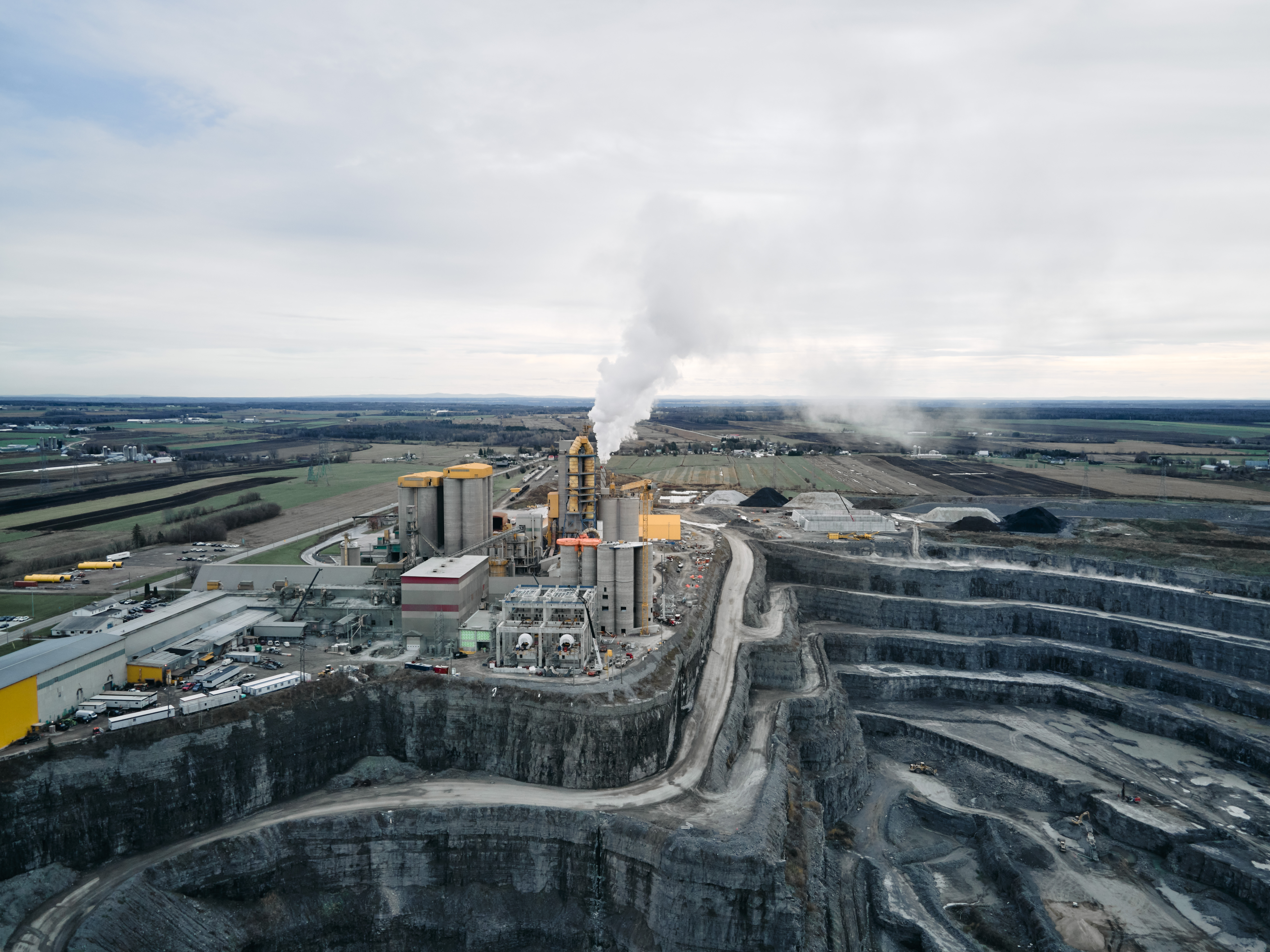 La cimenterie Genest à Saint-Basile-de-Portneuf, à l’ouest de Québec, fabrique des fosses septiques et autres produits de béton comme des tuyaux, des puits de surface et des lampadaires.