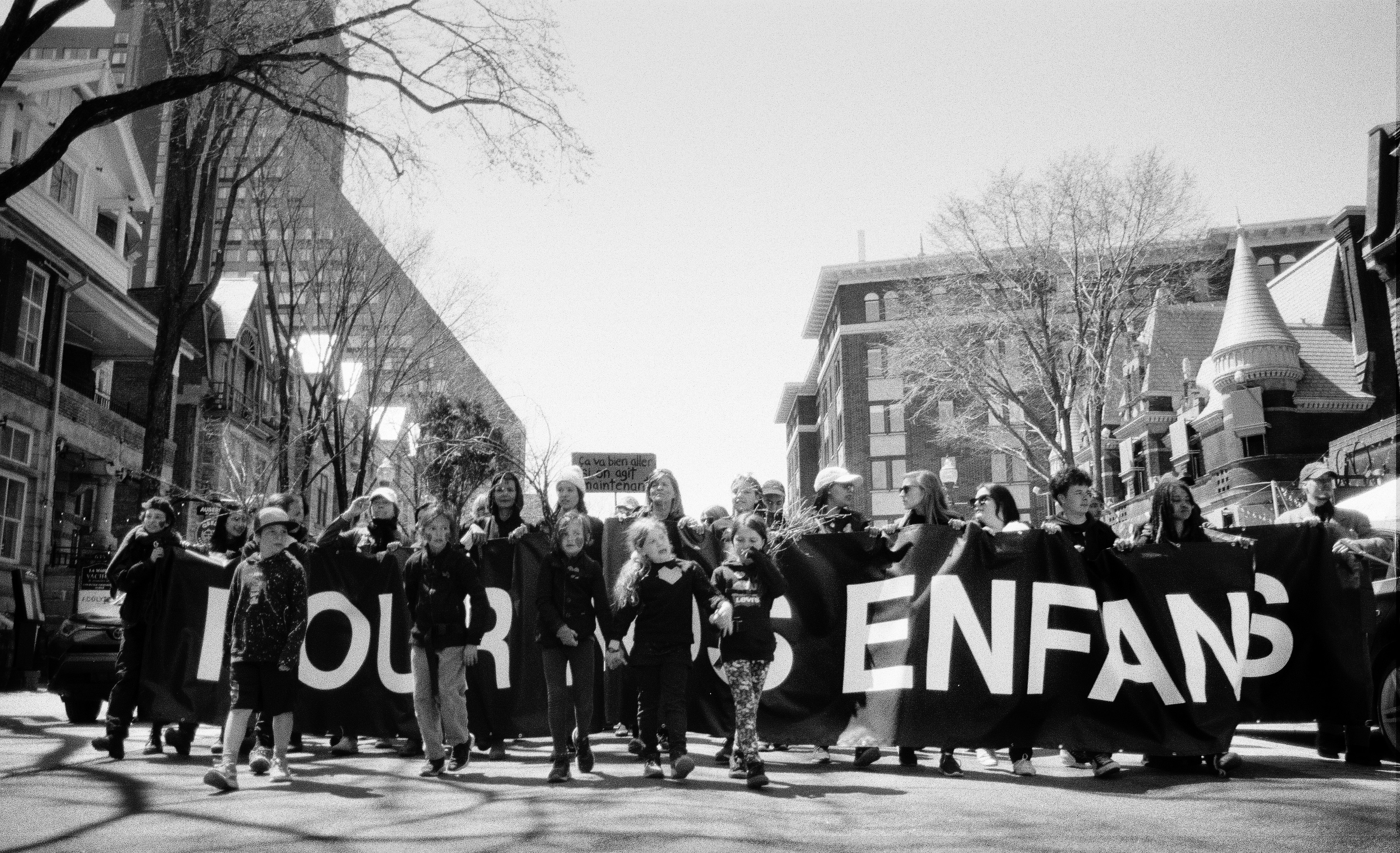 Le 8 mai 2022, des milliers de mères et de non-mères descendaient dans les rues de Québec, à l’occasion de la marche Du pain et des forêts.