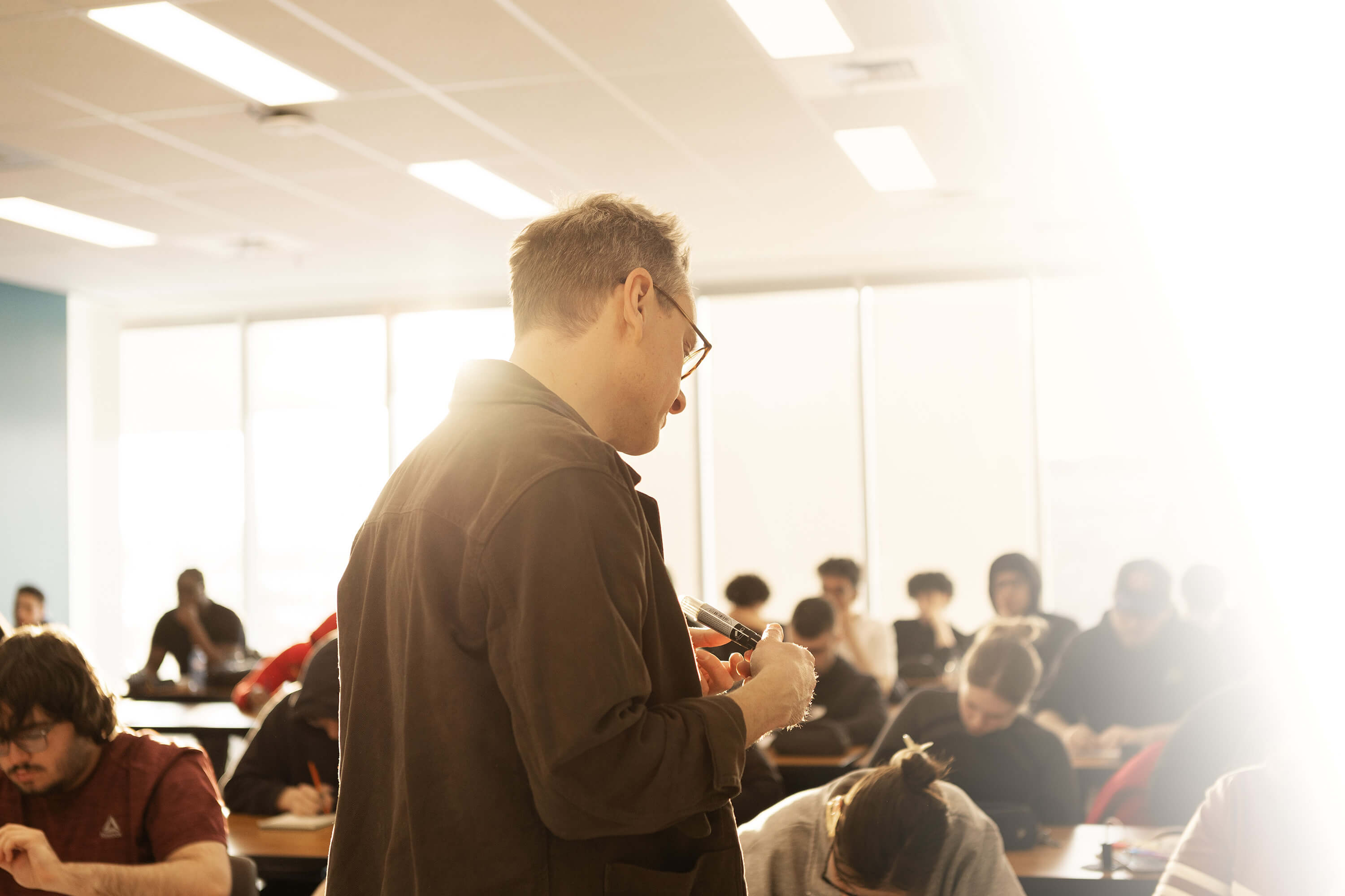 Le cours de l’auteur porte ce jour-là sur les
conceptions du bonheur chez Aristote et Épicure.