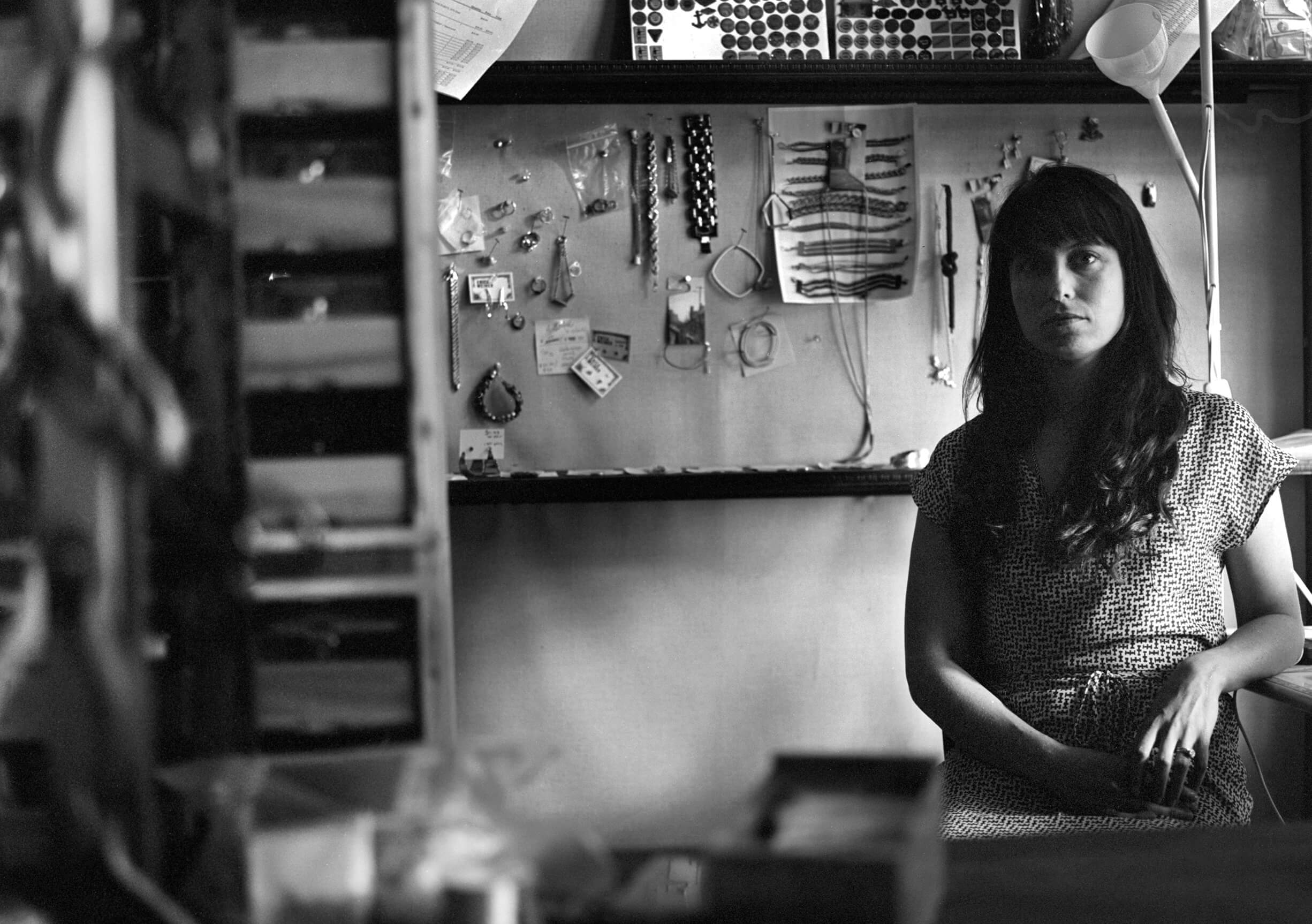 Erica Weiner a commencé à vendre ses bijoux faits 
main à New York il y a huit ans. Elle possède désormais 
une boutique dans SoHo et emploie cinq personnes. 
Elle attribue une partie de son succès au «marketing 
indie» réalisé par son équipe.