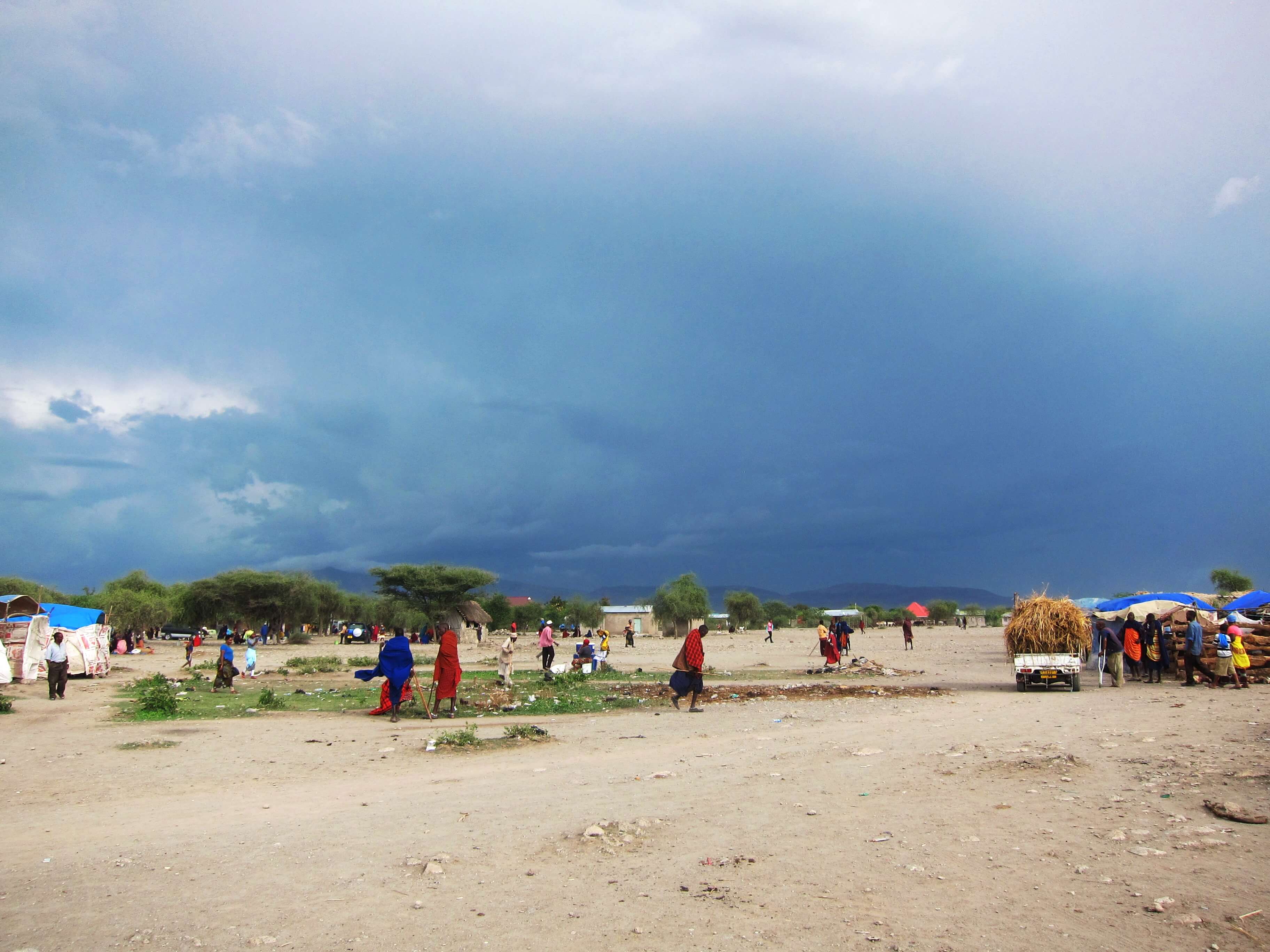 Au coeur de la vallée du Grand Rift, traversée d’un village de Massaï.