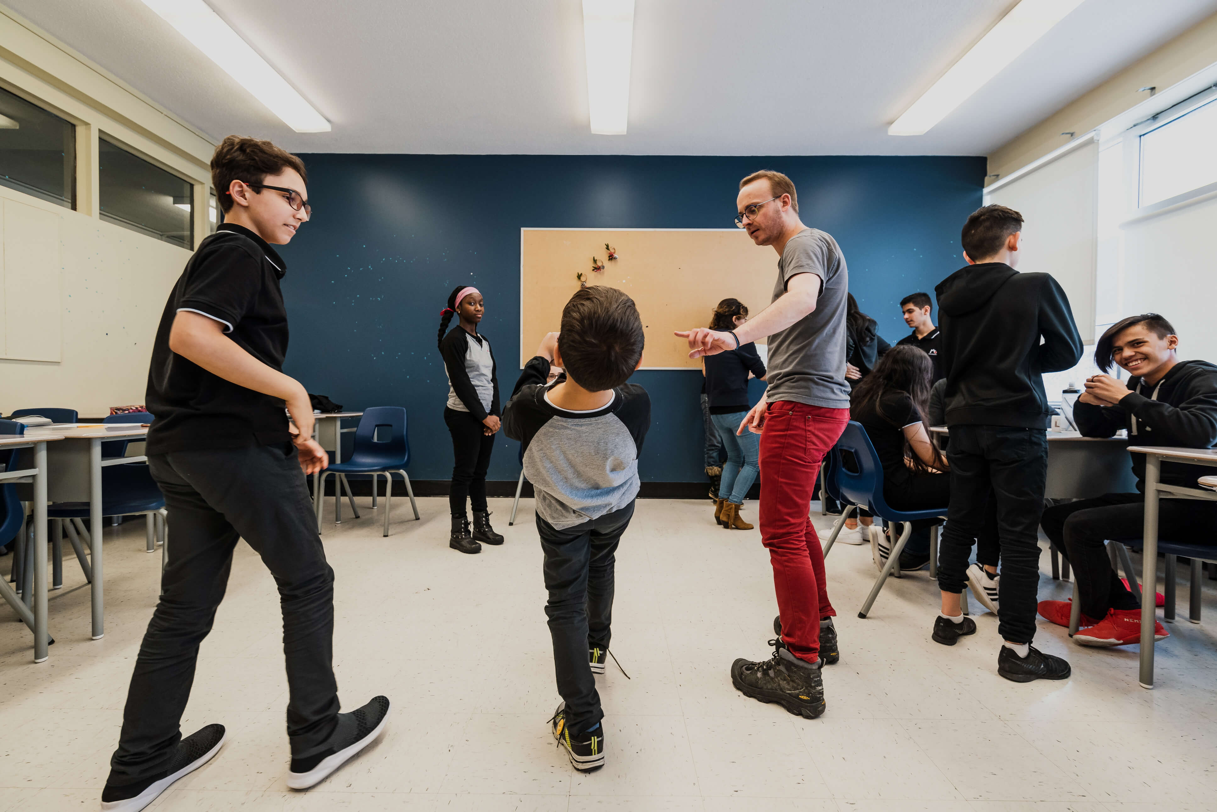 Des jeunes issus de l’immigration parfont leur français grâce à des ateliers d’improvisation. Photo: Olivier Hardy