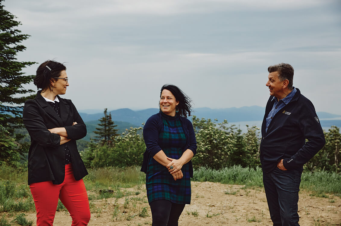 Émilie Dufour, co-coordonnatrice du DSI Charlevoix, Julie Richard, citoyenne, et André Roy, directeur général du Groupe Le Massif, ont travaillé ensemble pour donner vie à l’EIS Charlevoix. Photo: Alma Kismic