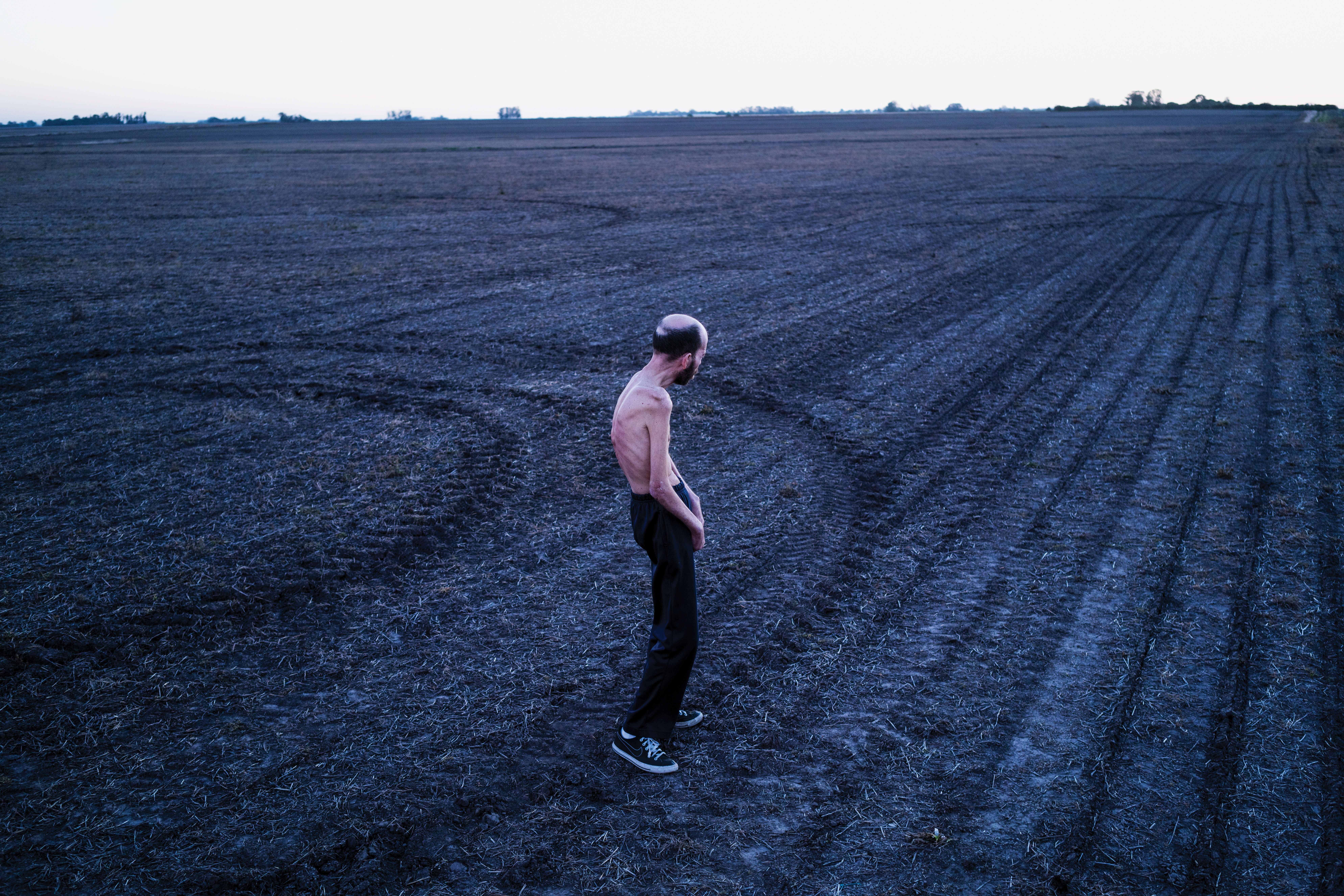 Octobre 2016. Fabian piétinant un champ de maïs transgénique tout juste labouré dans la province agricole d’Entre Ríos, à 300 kilomètres au nord de Buenos Aires.